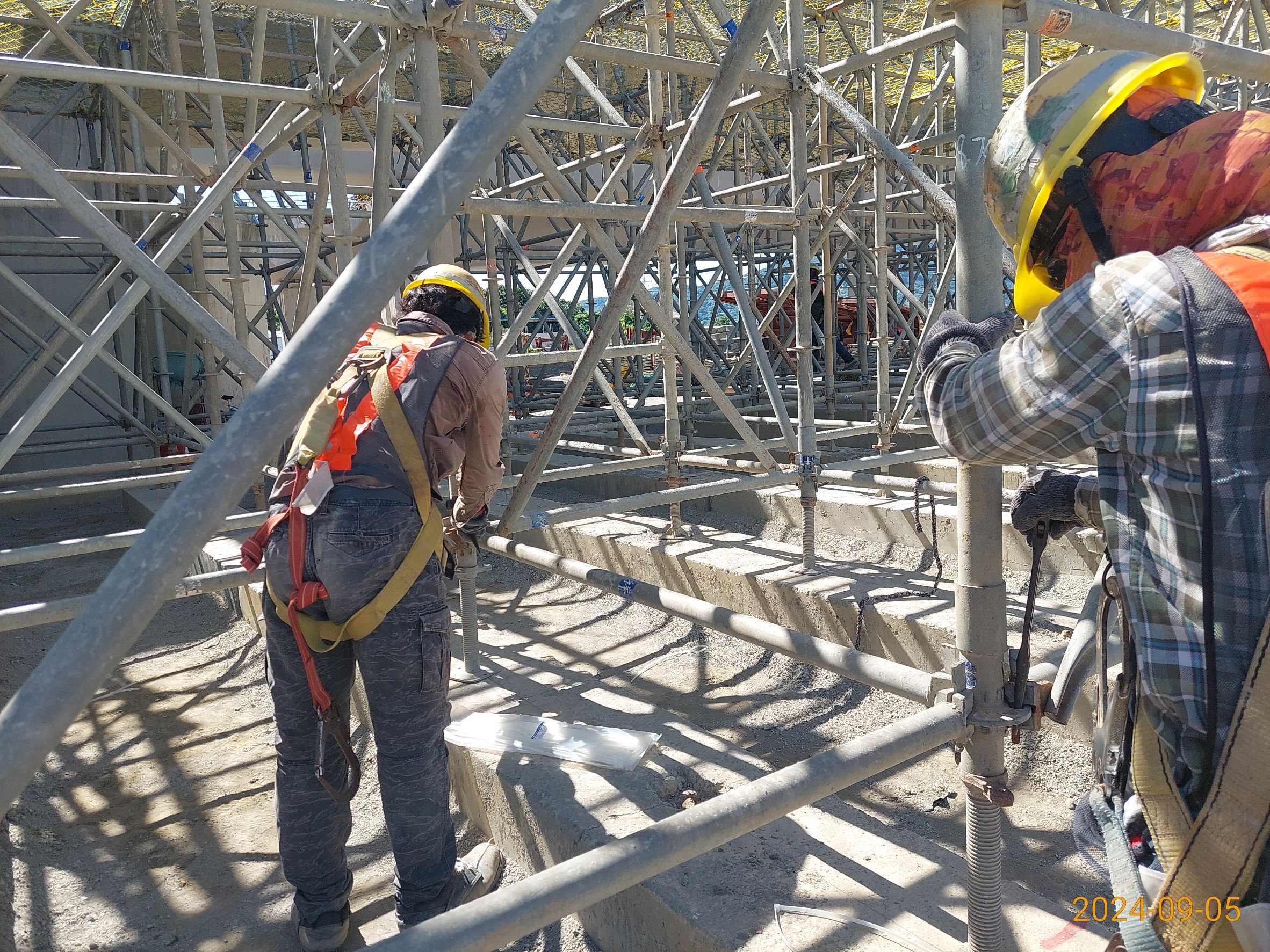 U6S場撑段箱型梁支撐架組立