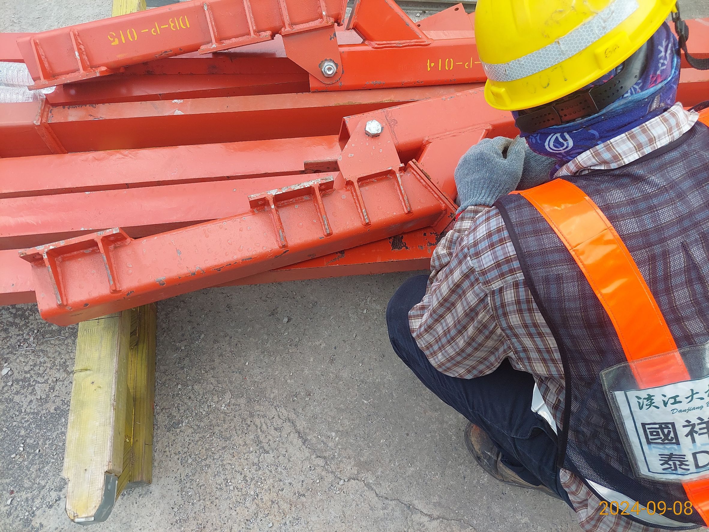 自爬模系統施工平台地組