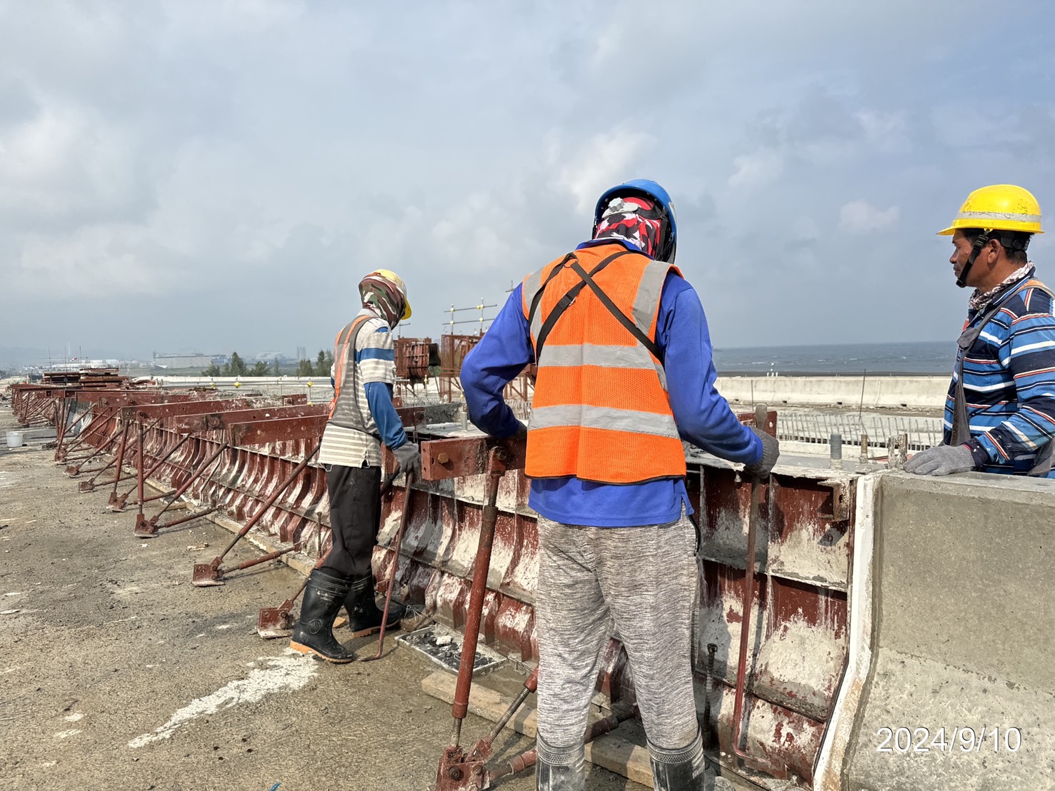 U3N混凝土護欄鋼模拆卸