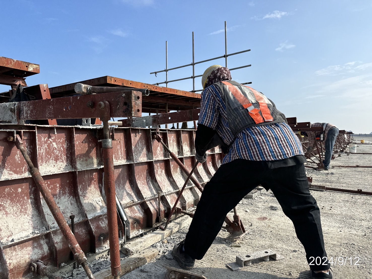 U3N混凝土護欄鋼模拆卸