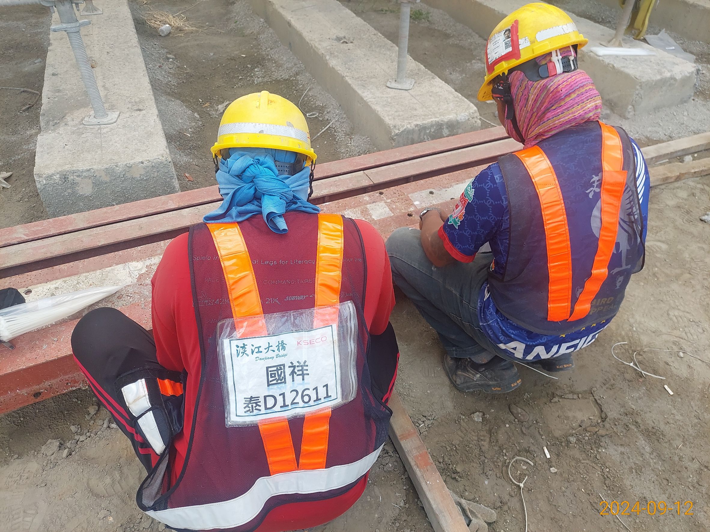 U6S場撑段箱型梁型鋼底版鋪設