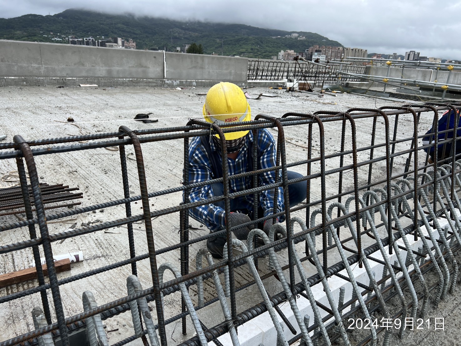 U3S混凝土護欄鋼筋綁紮