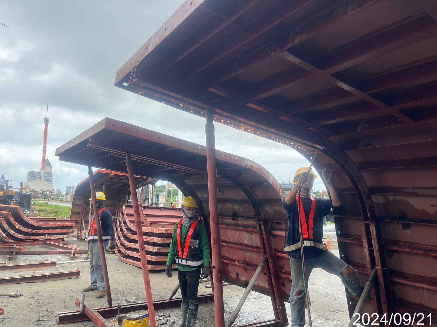 U6S場撑段箱型梁型腹翼版鋼模組立