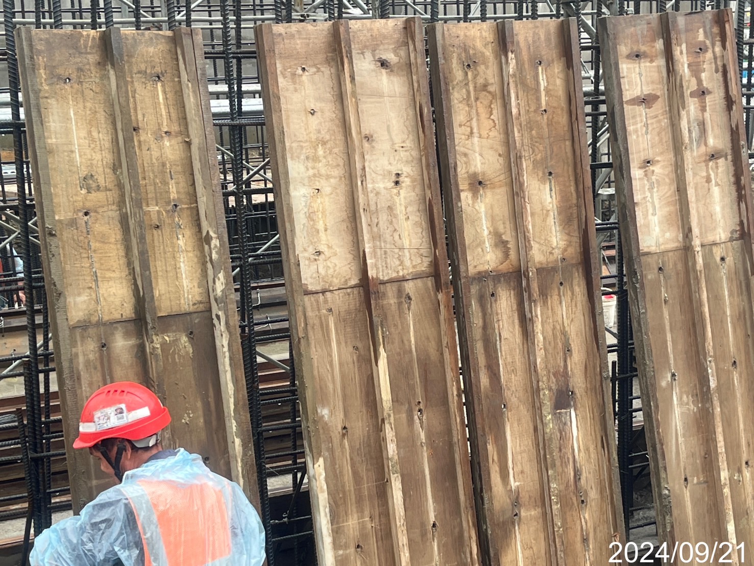 管理中心車行箱涵底版牆身組模