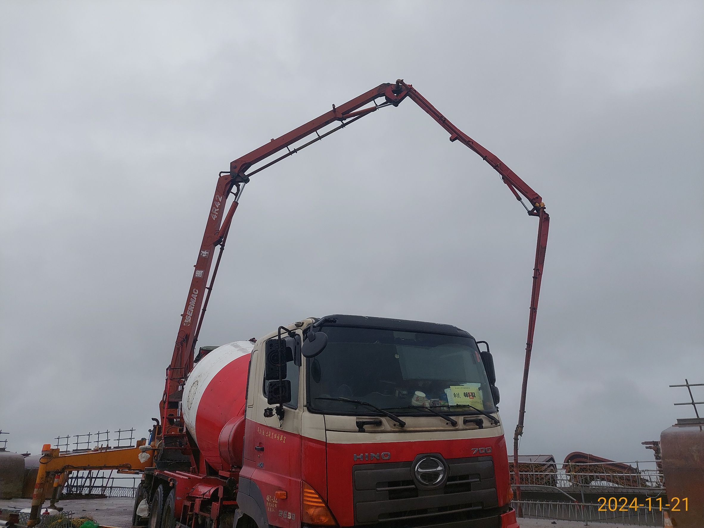 ML2B-1場撐段箱型梁底腹版混凝土澆置