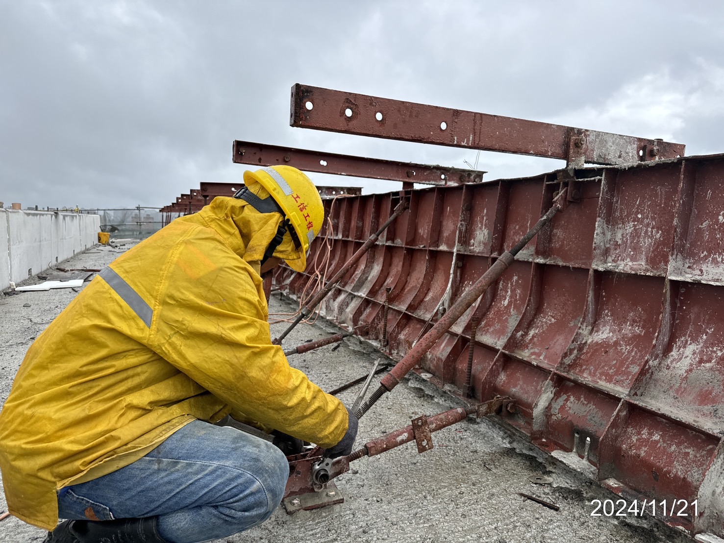 U3N混凝土護欄鋼模組立