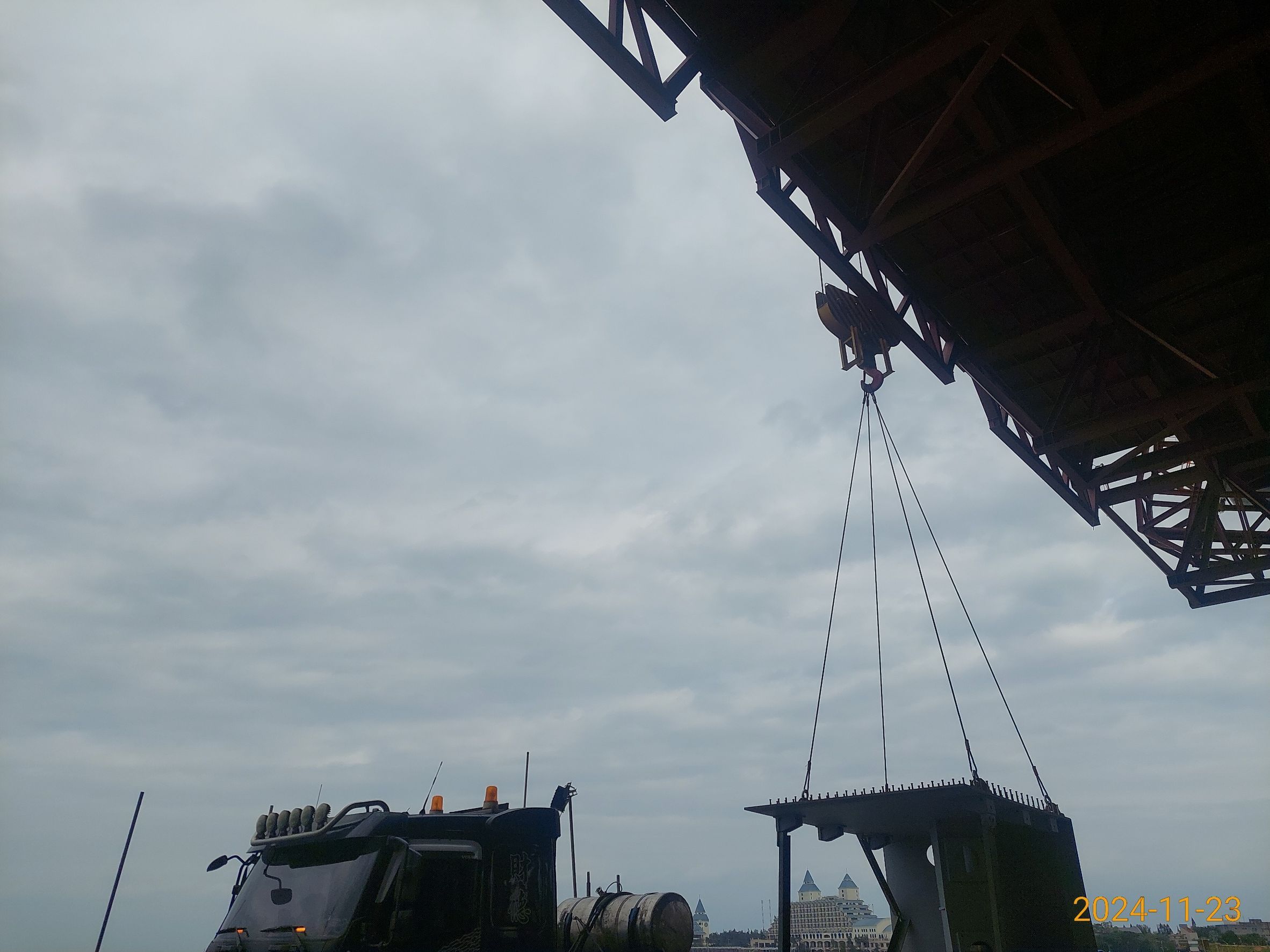 E08鋼箱進場地組