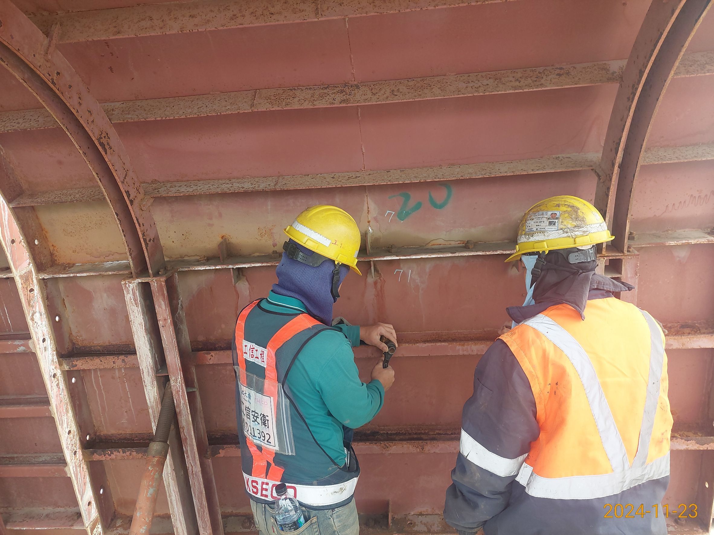 ML2B-1場撐段箱型梁頂版模板組立