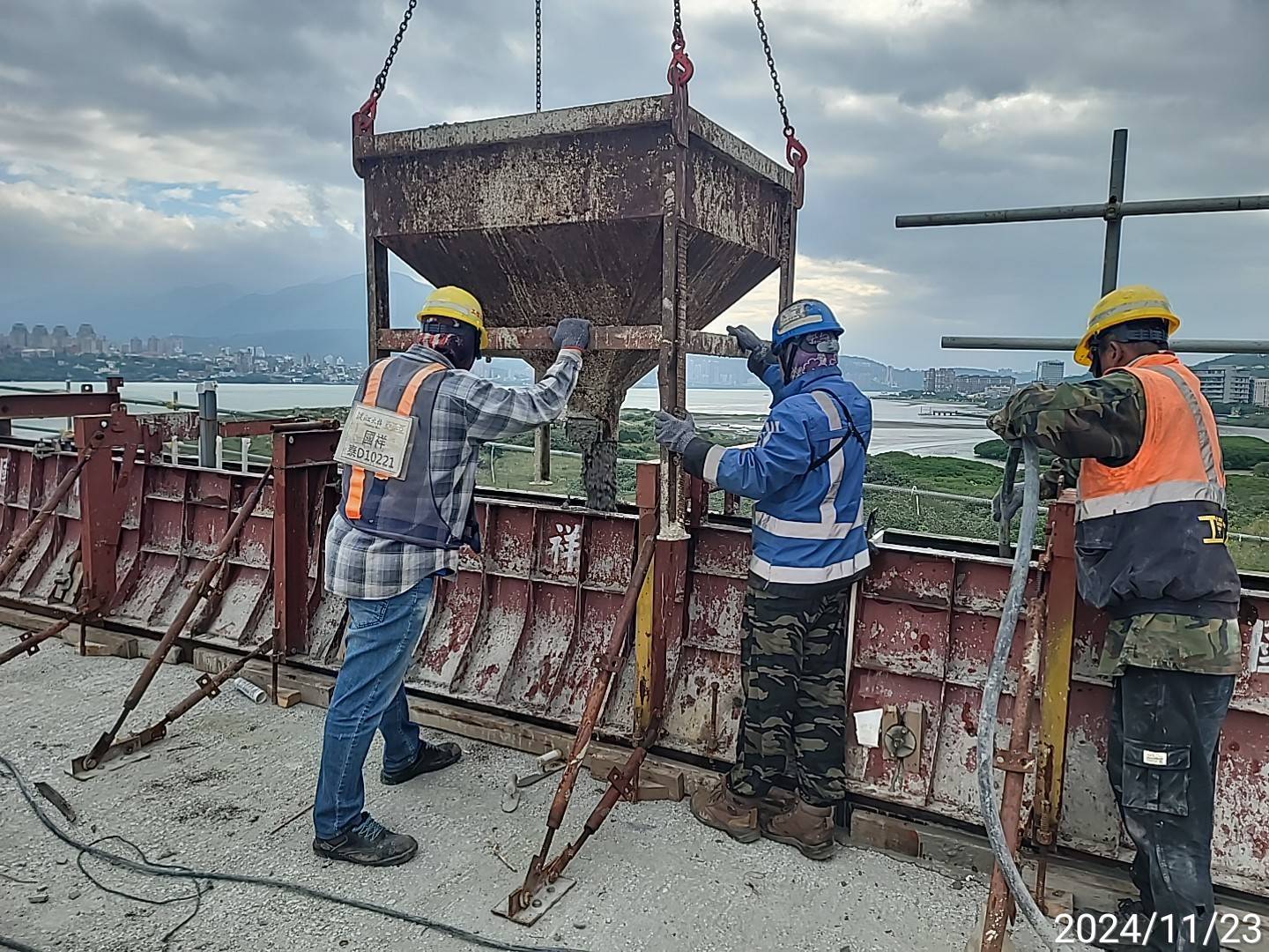 U3N混凝土護欄混凝土澆置