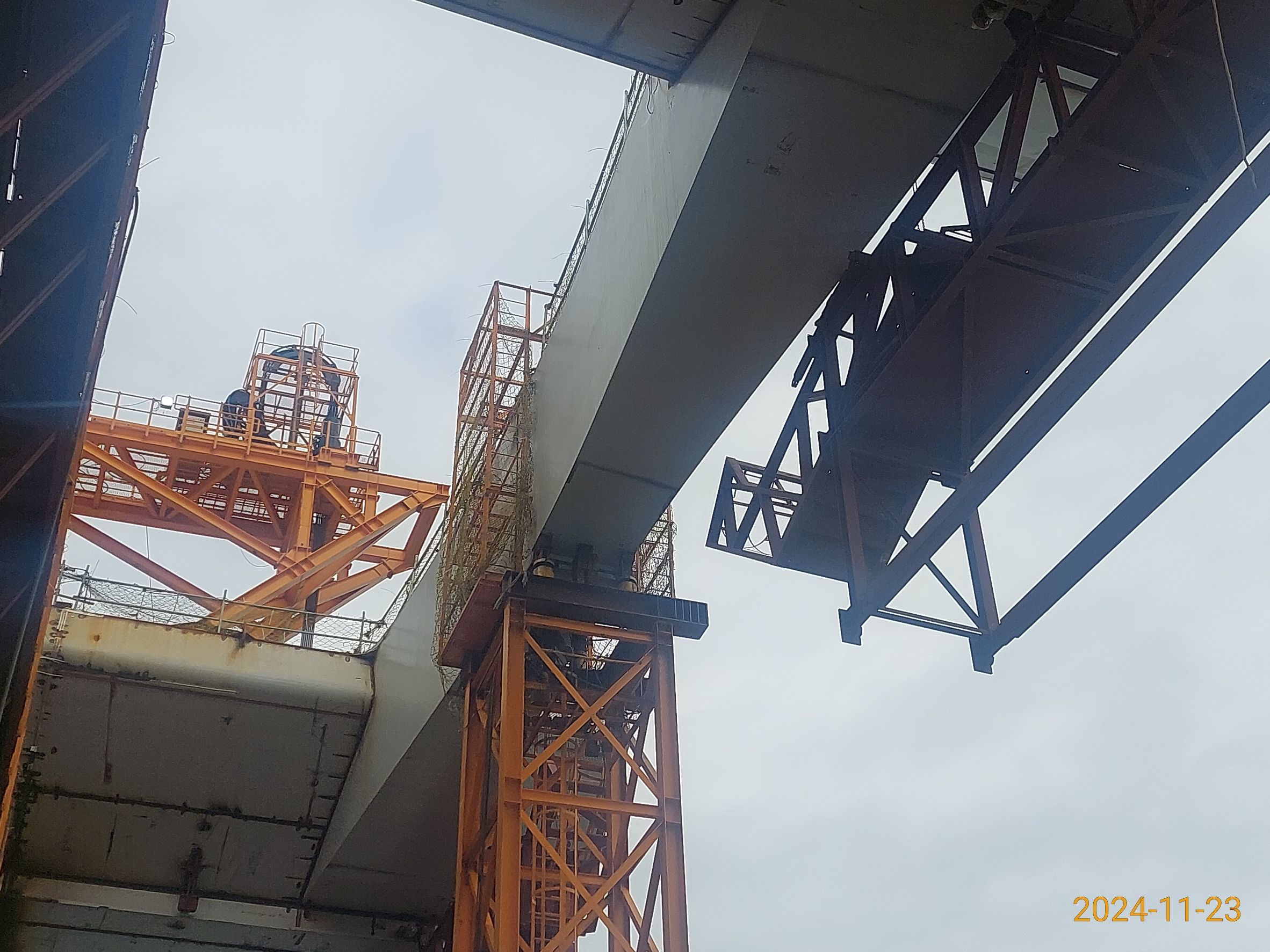 八里側銲接平台工作車吊裝