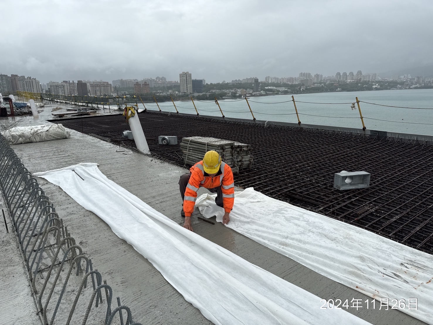 複合橋面版混凝土養護