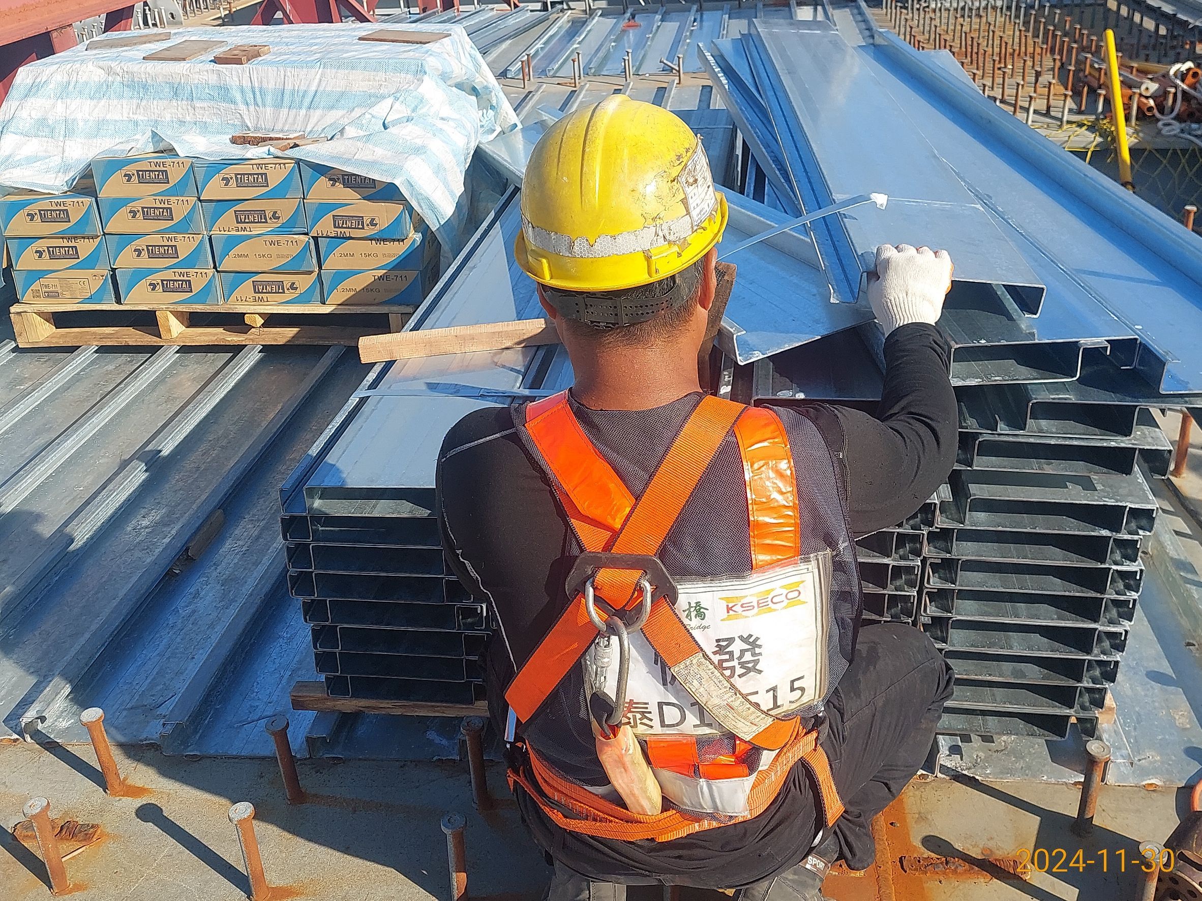 11T~15T複合橋面DECK版鋪設