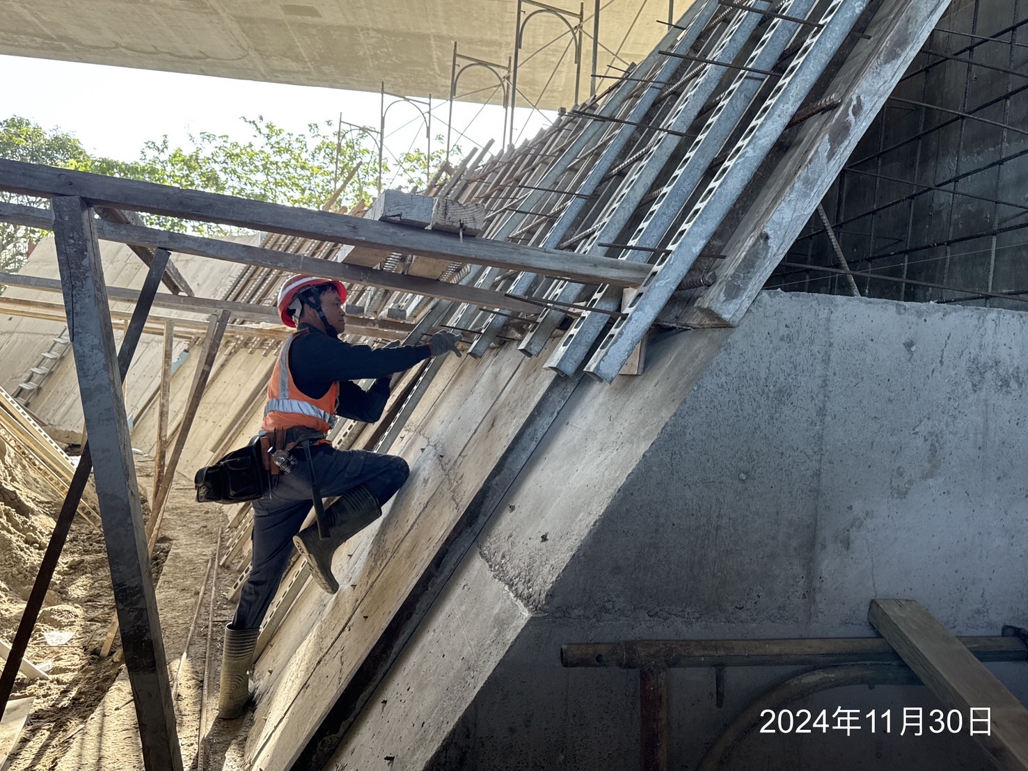 BR2-W2重力式擋土牆模板組立