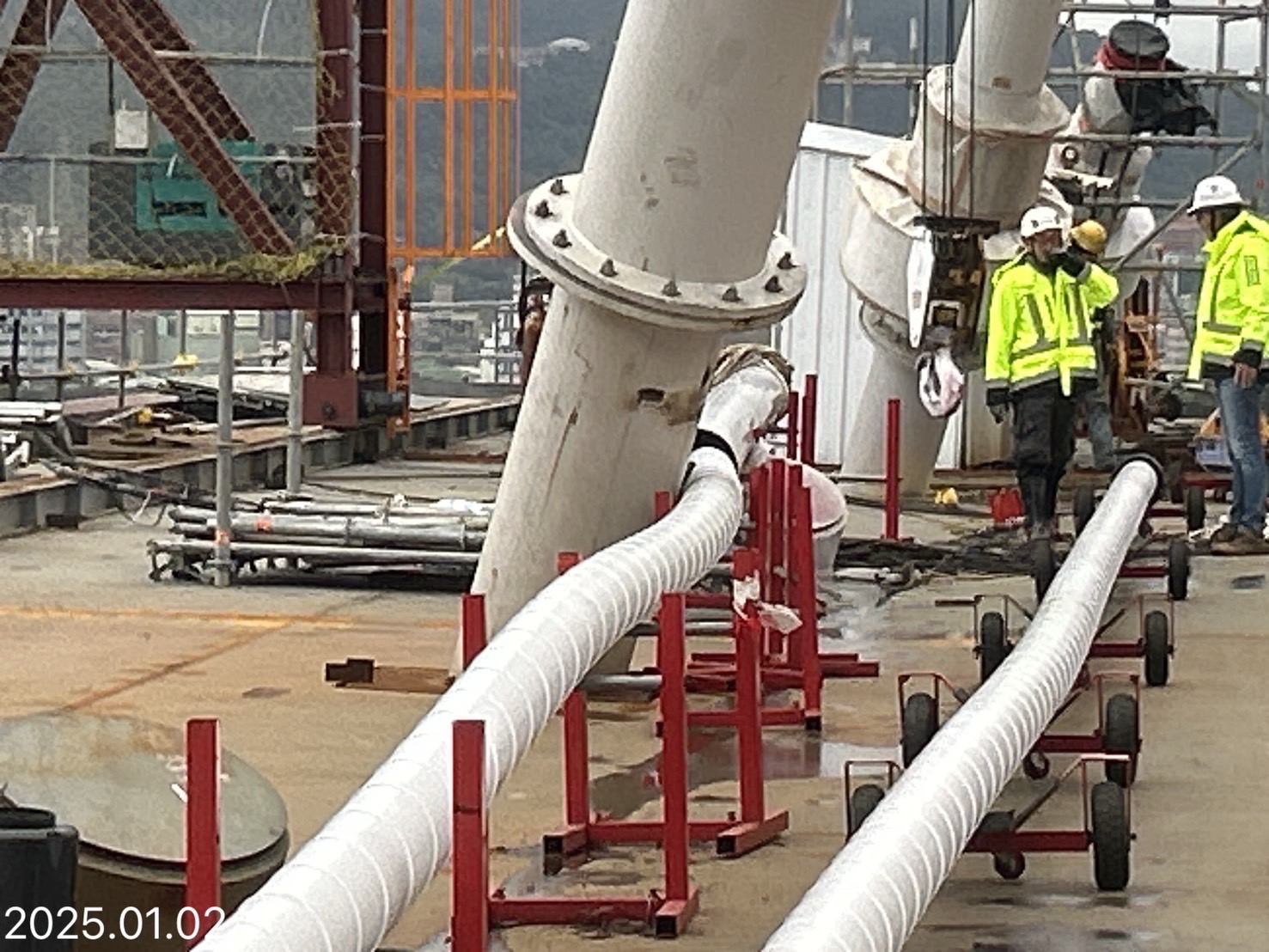 主橋段斜拉鋼索B03 HDPE管吊掛及施拉。