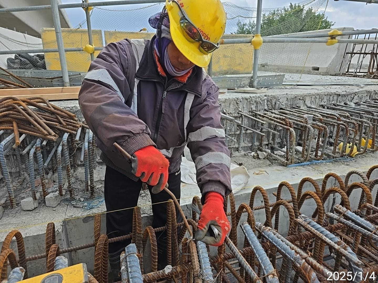 RR2A1橋台背牆鋼筋綁紮