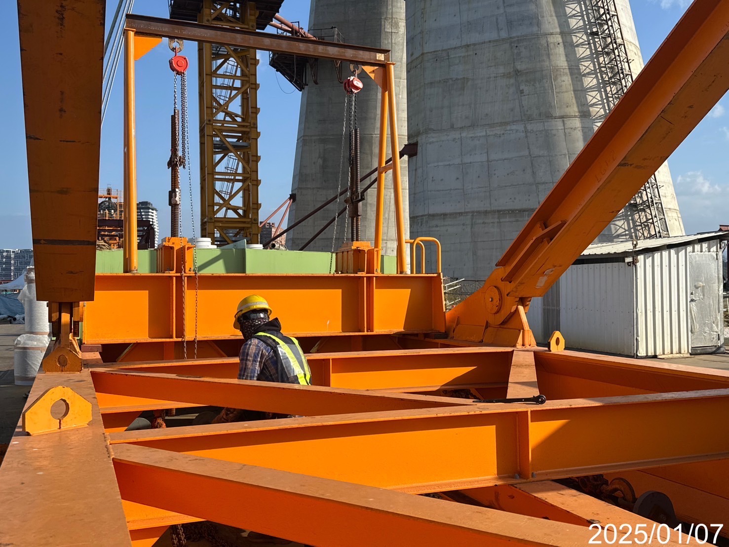 八里側懸臂吊裝工作車推進作業