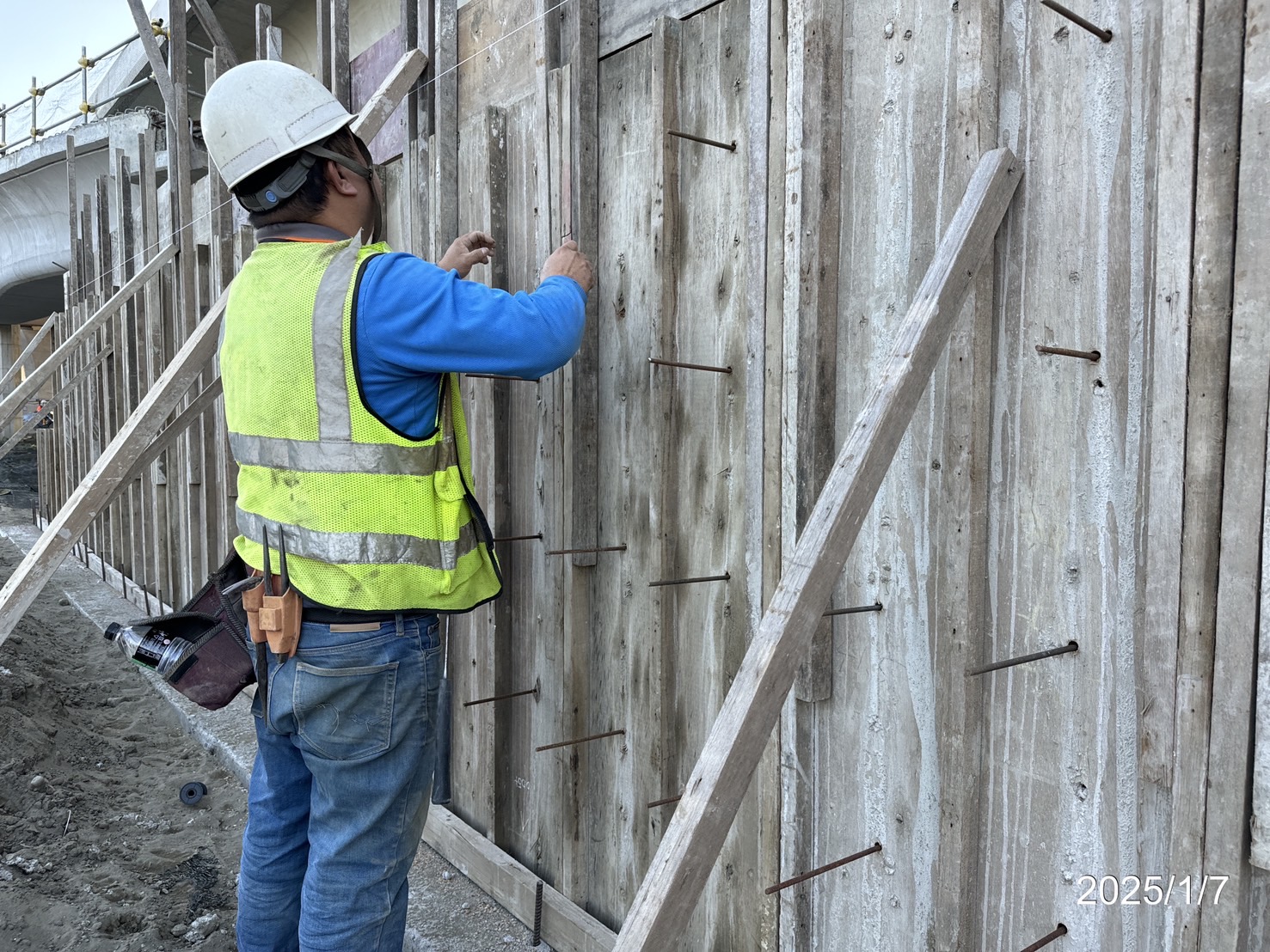 主線L側W2-1~3(LT)重力式擋土牆模板組立