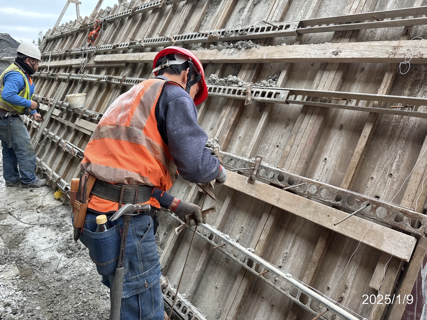 RR2A1橋台背牆模板組立