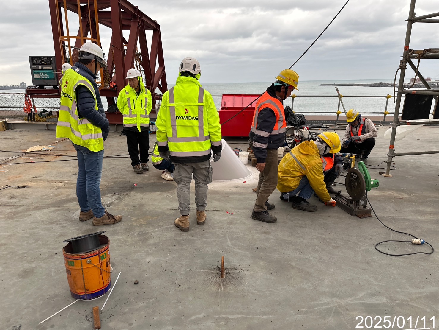 E13鋼箱斜索導管測量調整