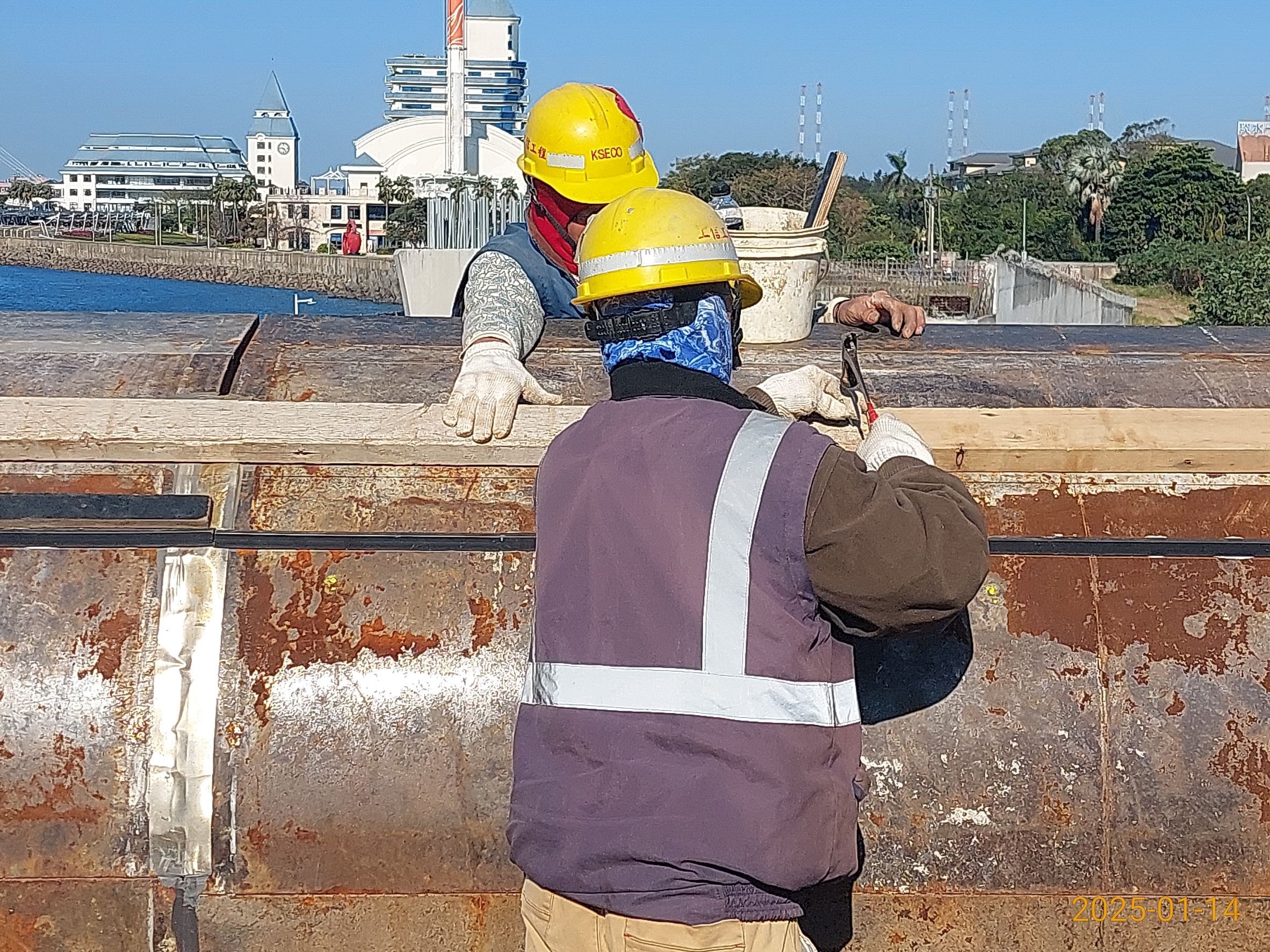 ML2A場撐段版梁底腹版模板組立