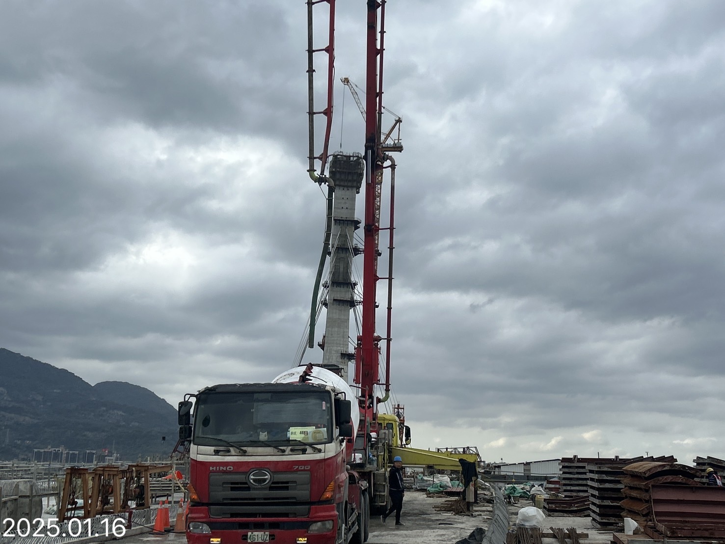 RL2C場撐段箱型梁頂版混凝土澆置