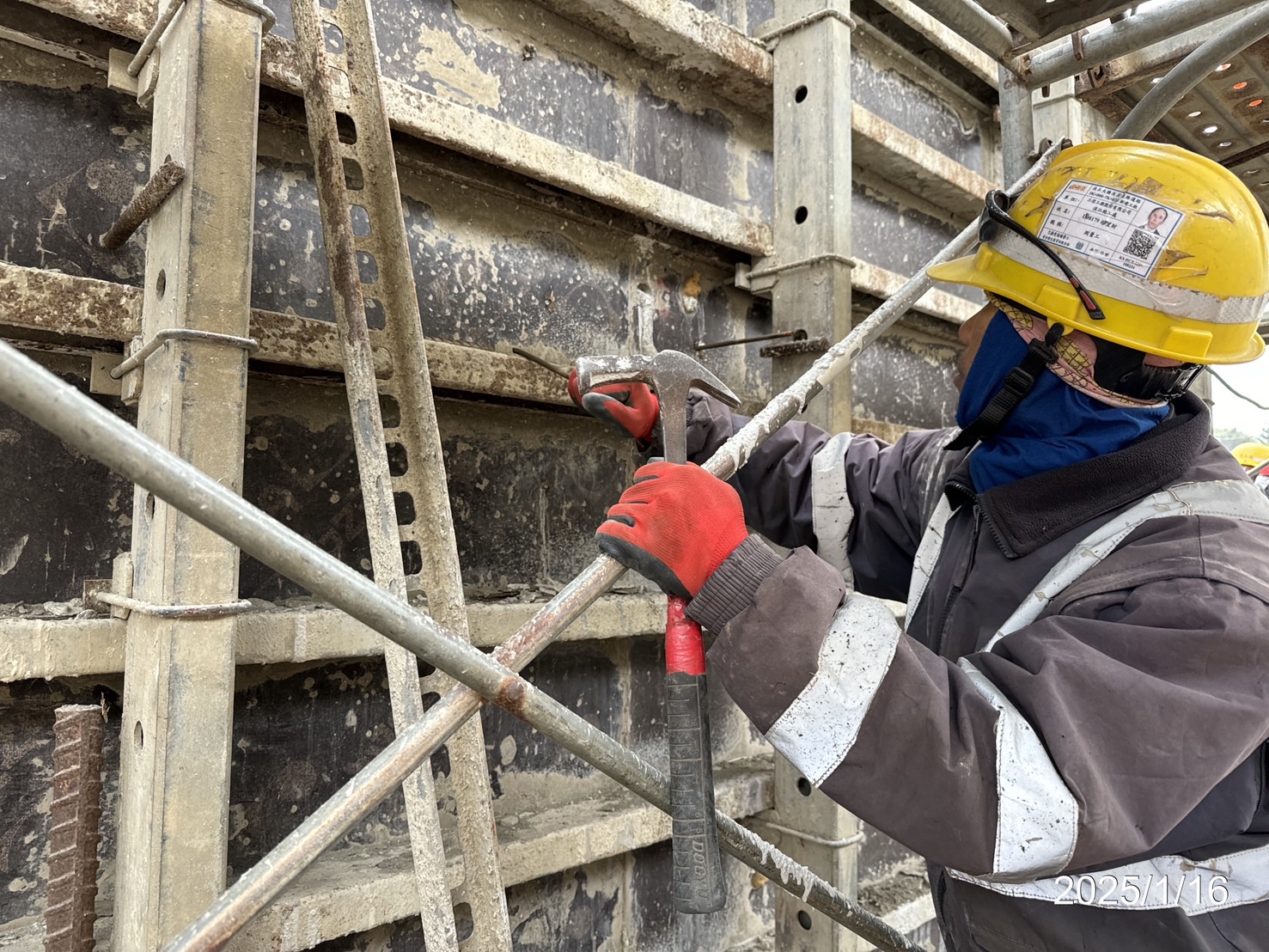 RR2A1橋台背牆模板拆除