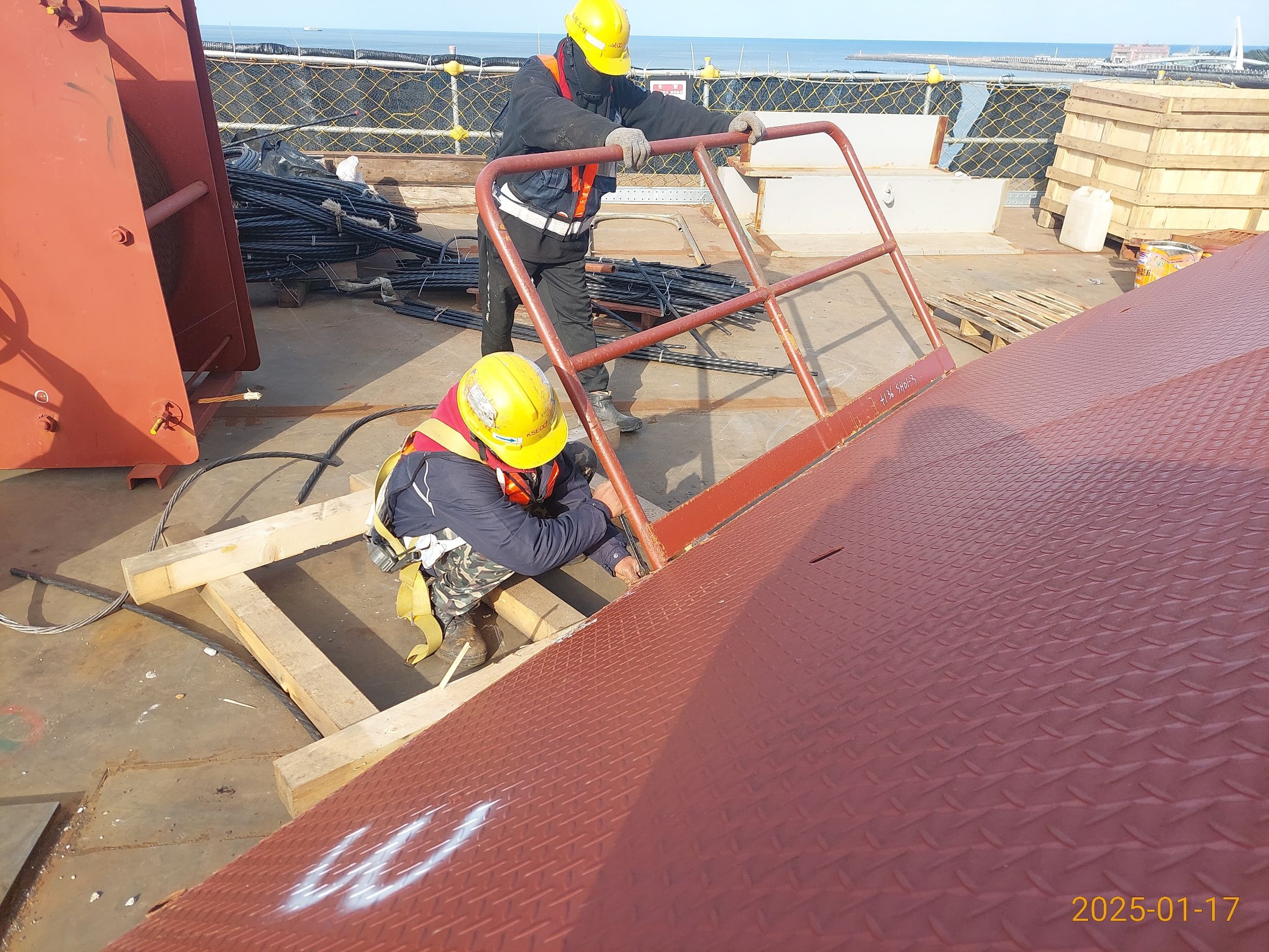 塔吊第6階水平支撐施工平台施作