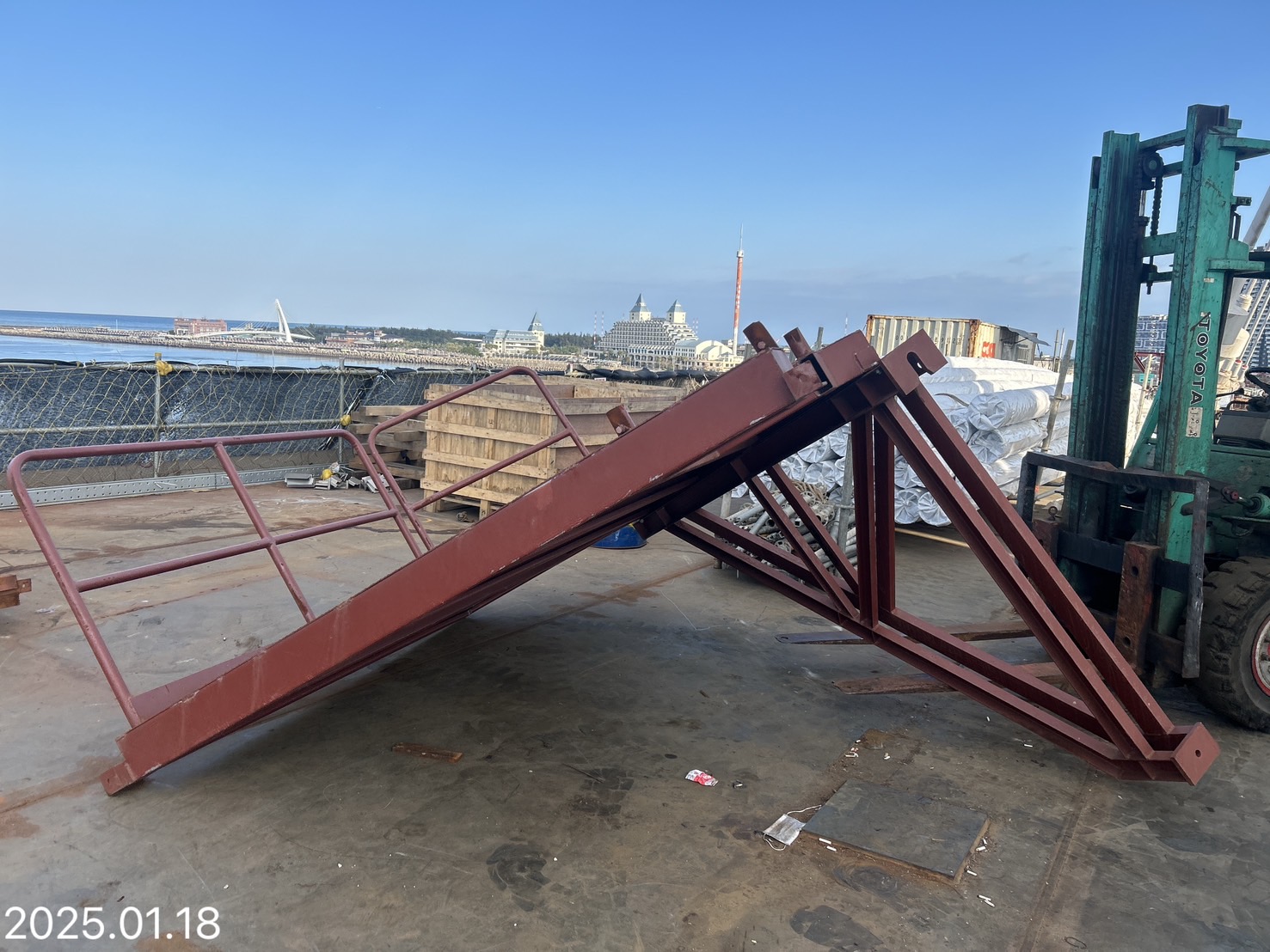 塔吊第6階水平支撐施工平台施作