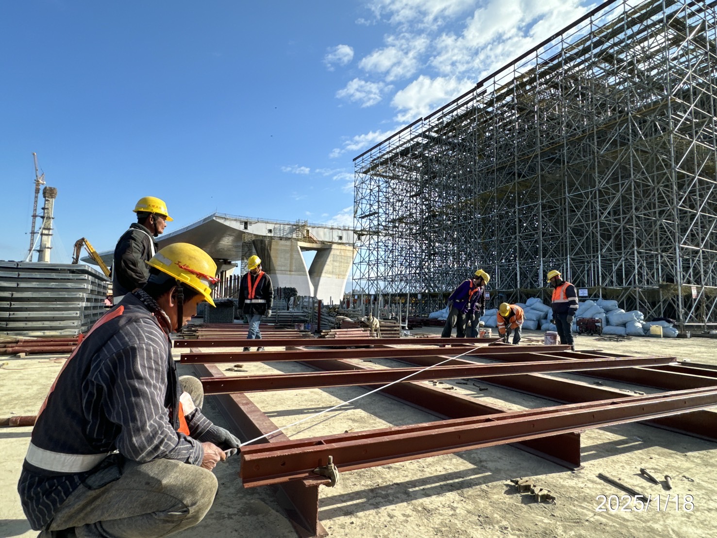 U4單元場撐第一階段腹翼版鋼模地面組立