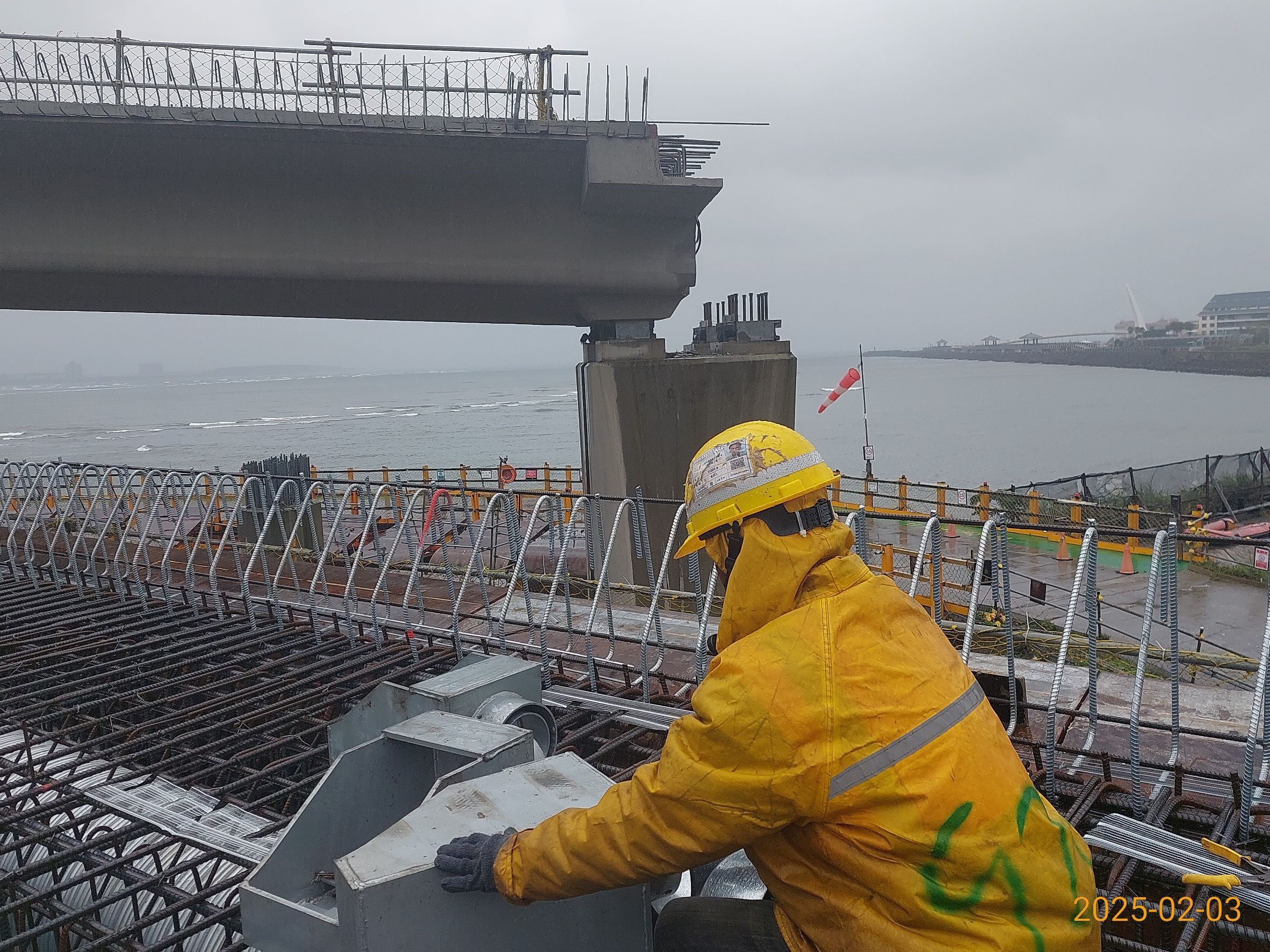 ML2A場撐段版梁洩水孔施作