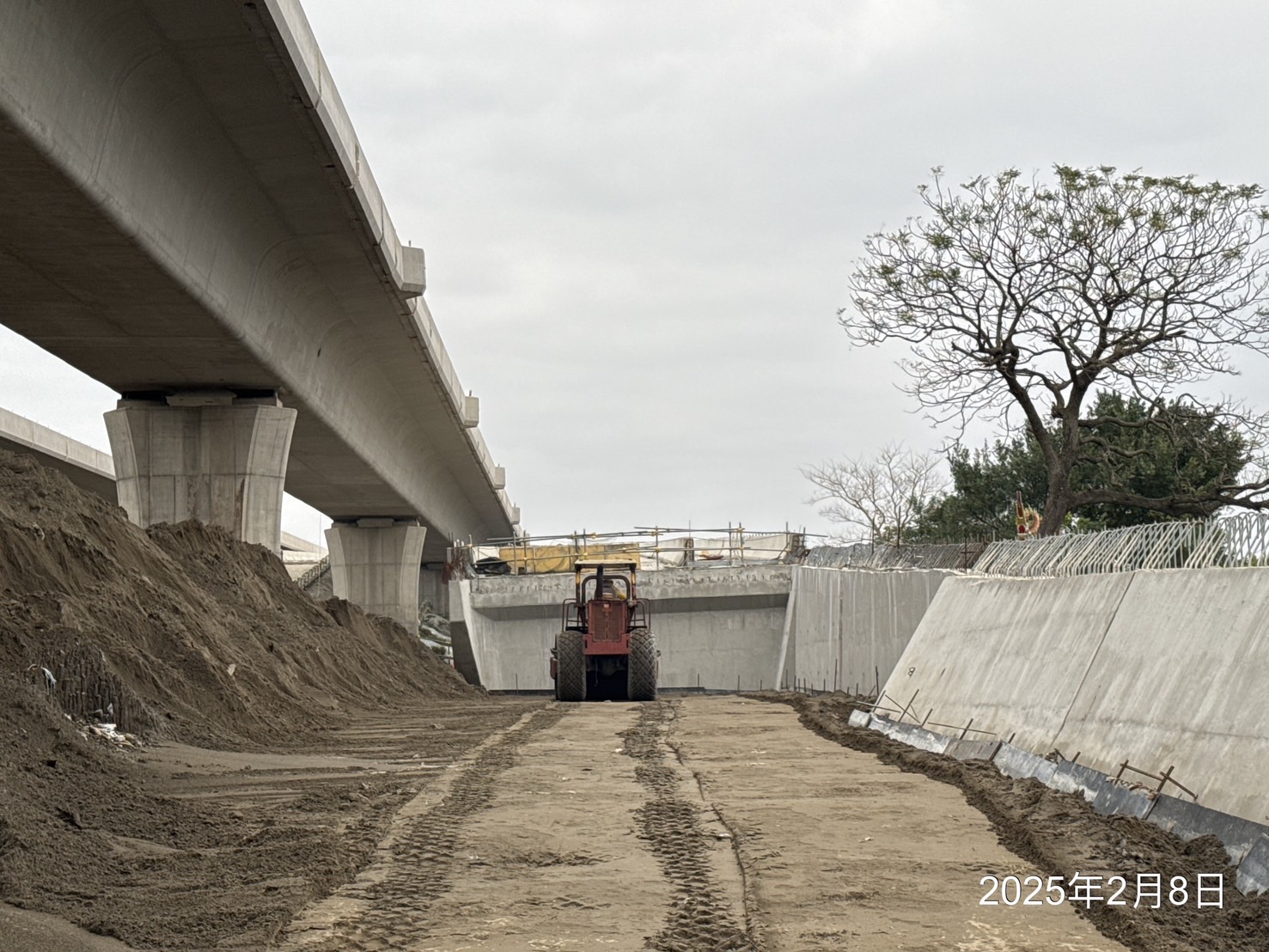 RR2擋土牆構造物夯實作業