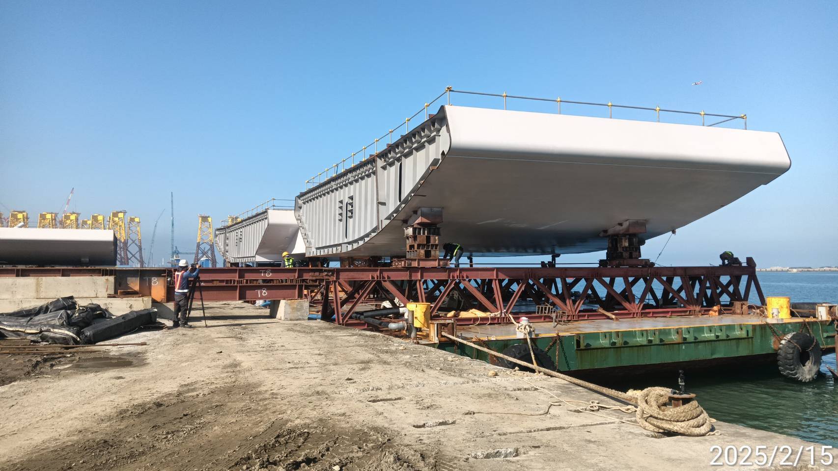 7T節塊推移至平台船及節塊防傾倒施作