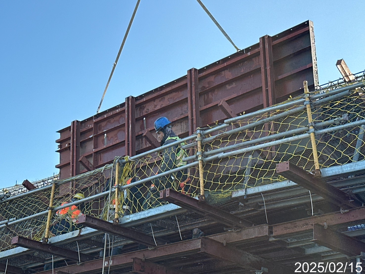 ML2B-1場撐段版梁造型飾板側牆外模施作