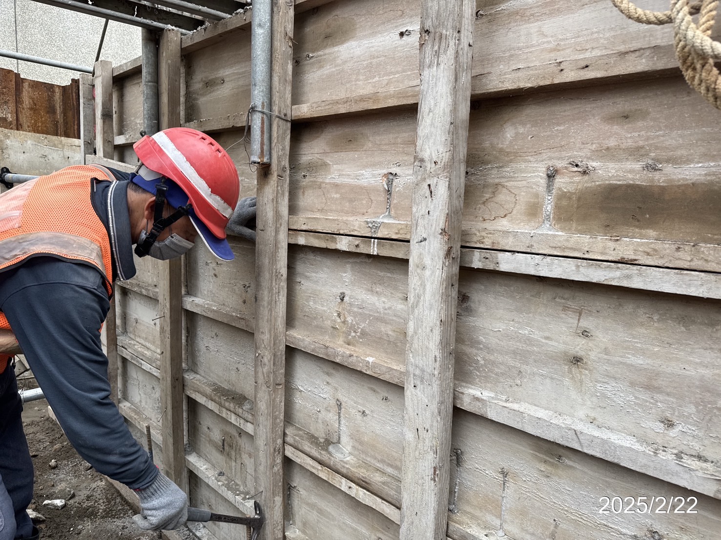 RL1擋土牆樁帽模板拆卸