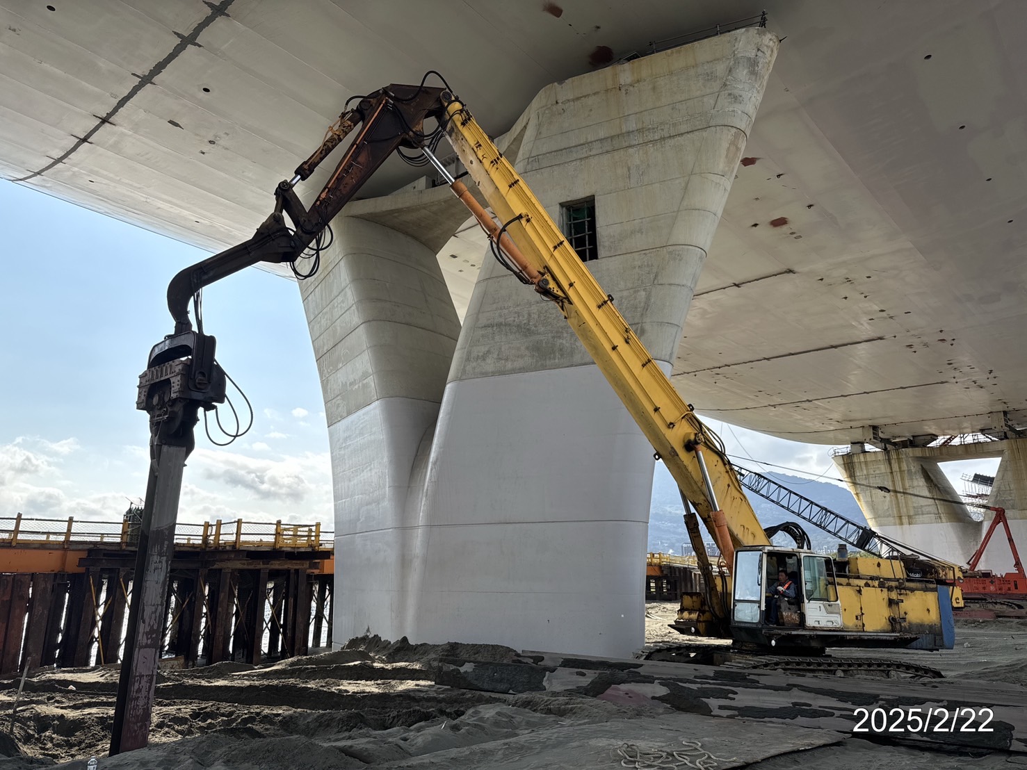 重型支撐架型鋼基礎拔除作業