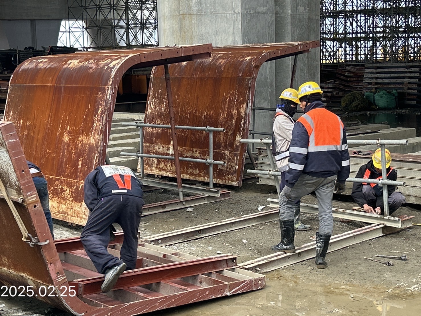 大圍堰內鋼模整理載運