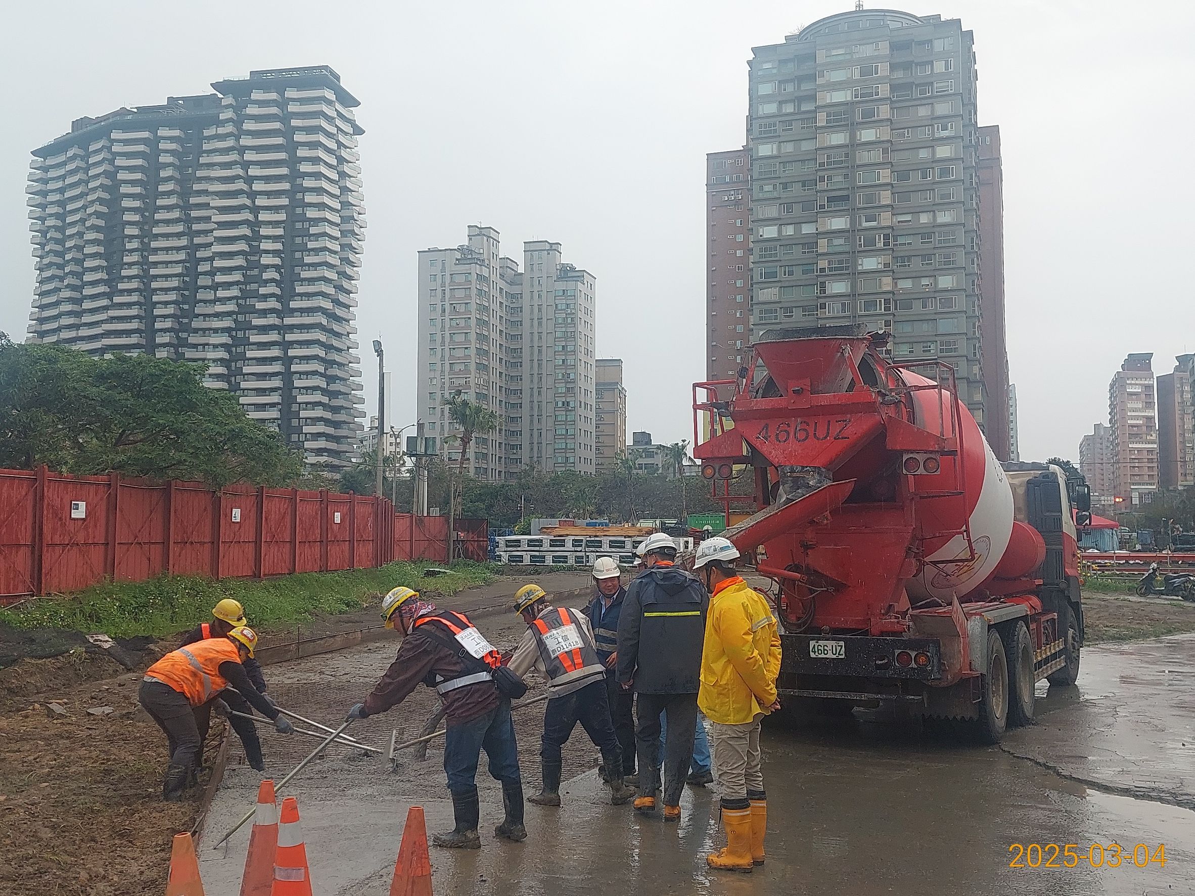 ML2A場撐段旁施工便道改道混凝土澆置