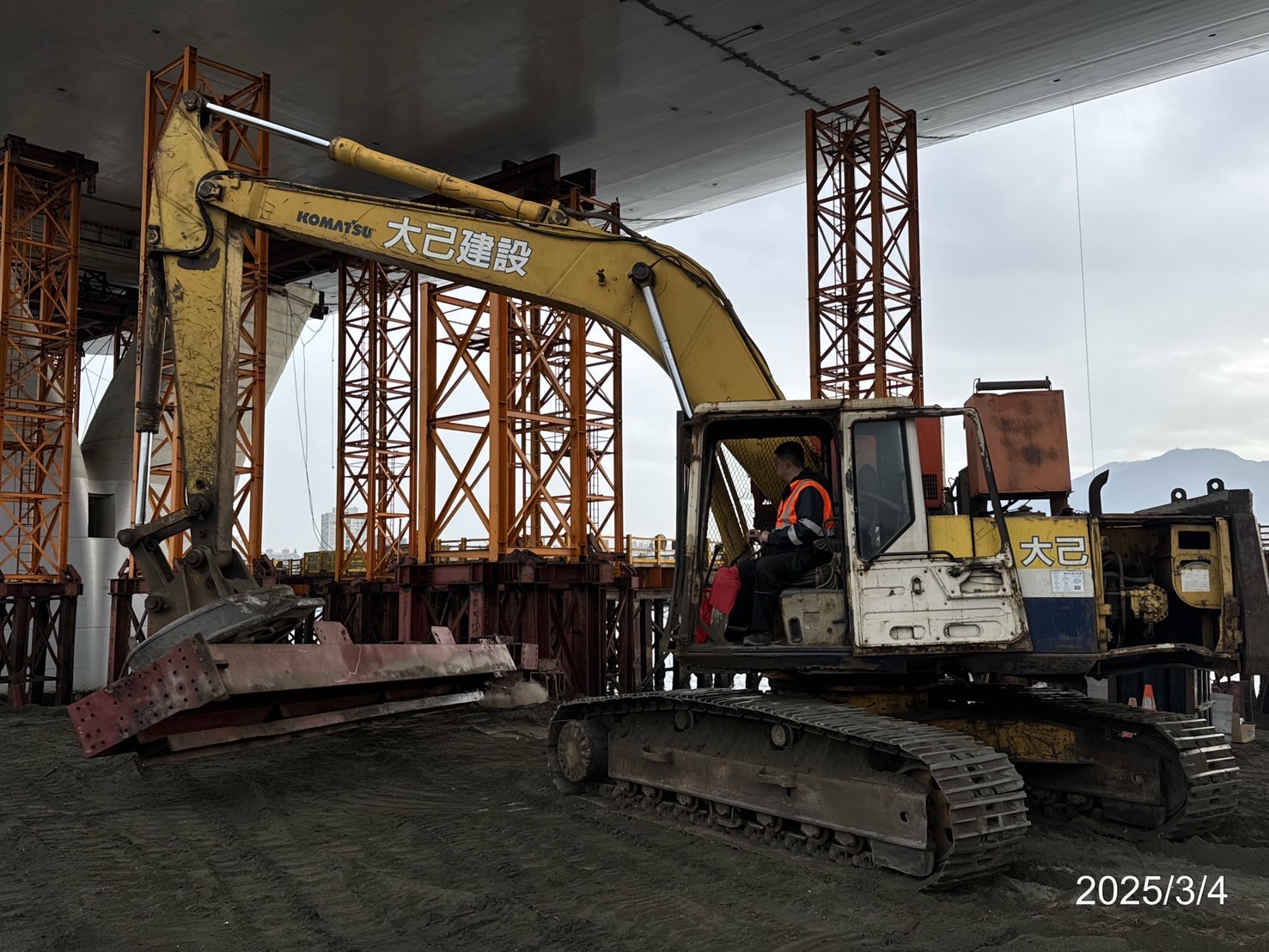 鋼橋八里邊跨場撐重型支撐架拆卸