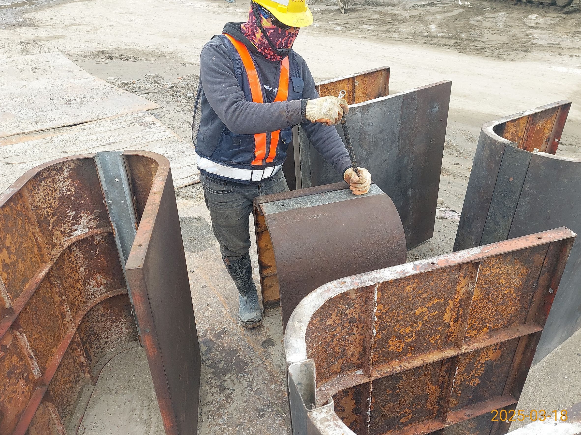 U5N場撐箱型梁腹翼版模板組立