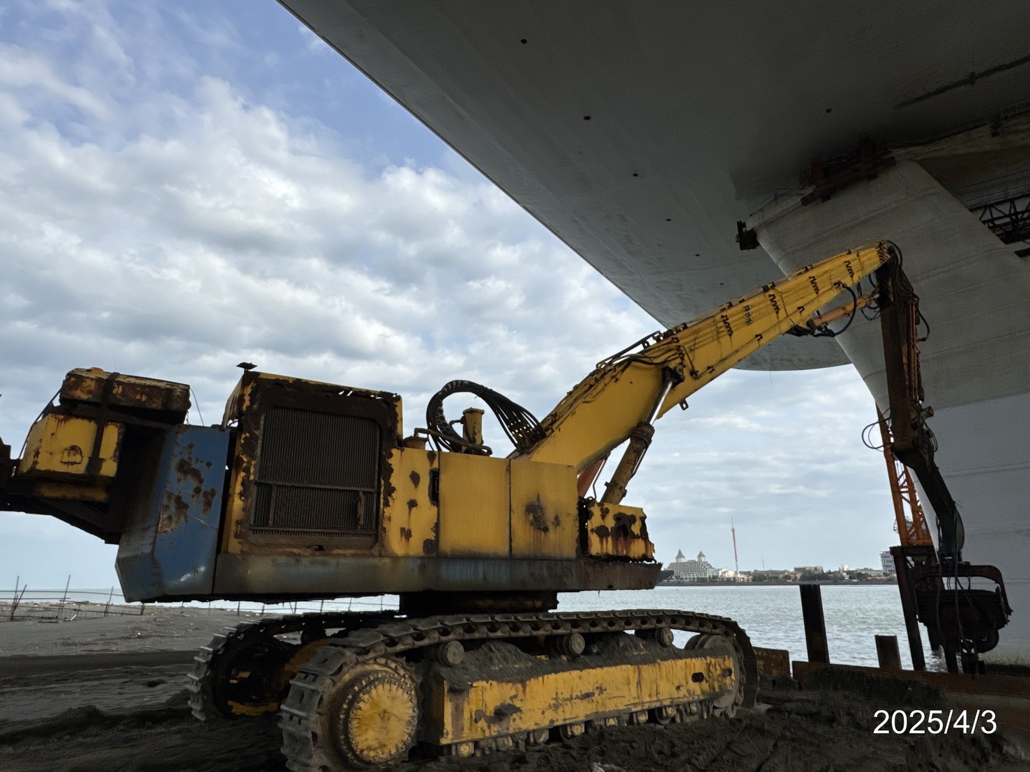 鋼橋八里邊跨場撐重型支撐架型鋼基礎拔除作業