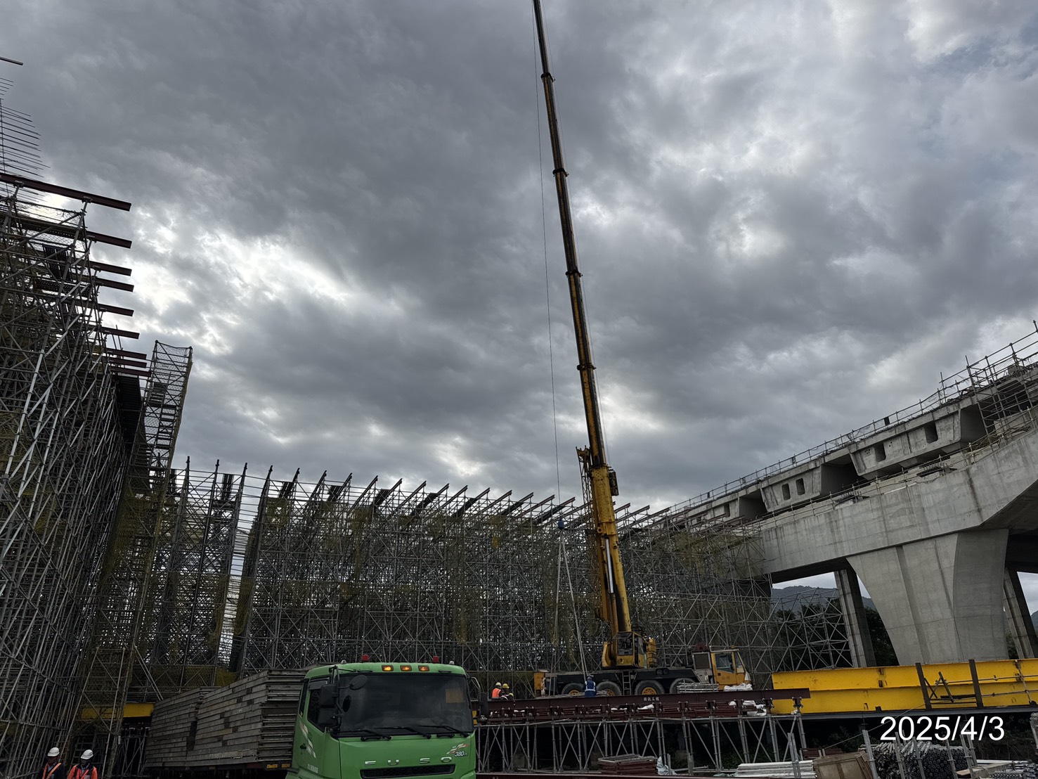 U4單元場撐第2階段底版鋼模鋪設