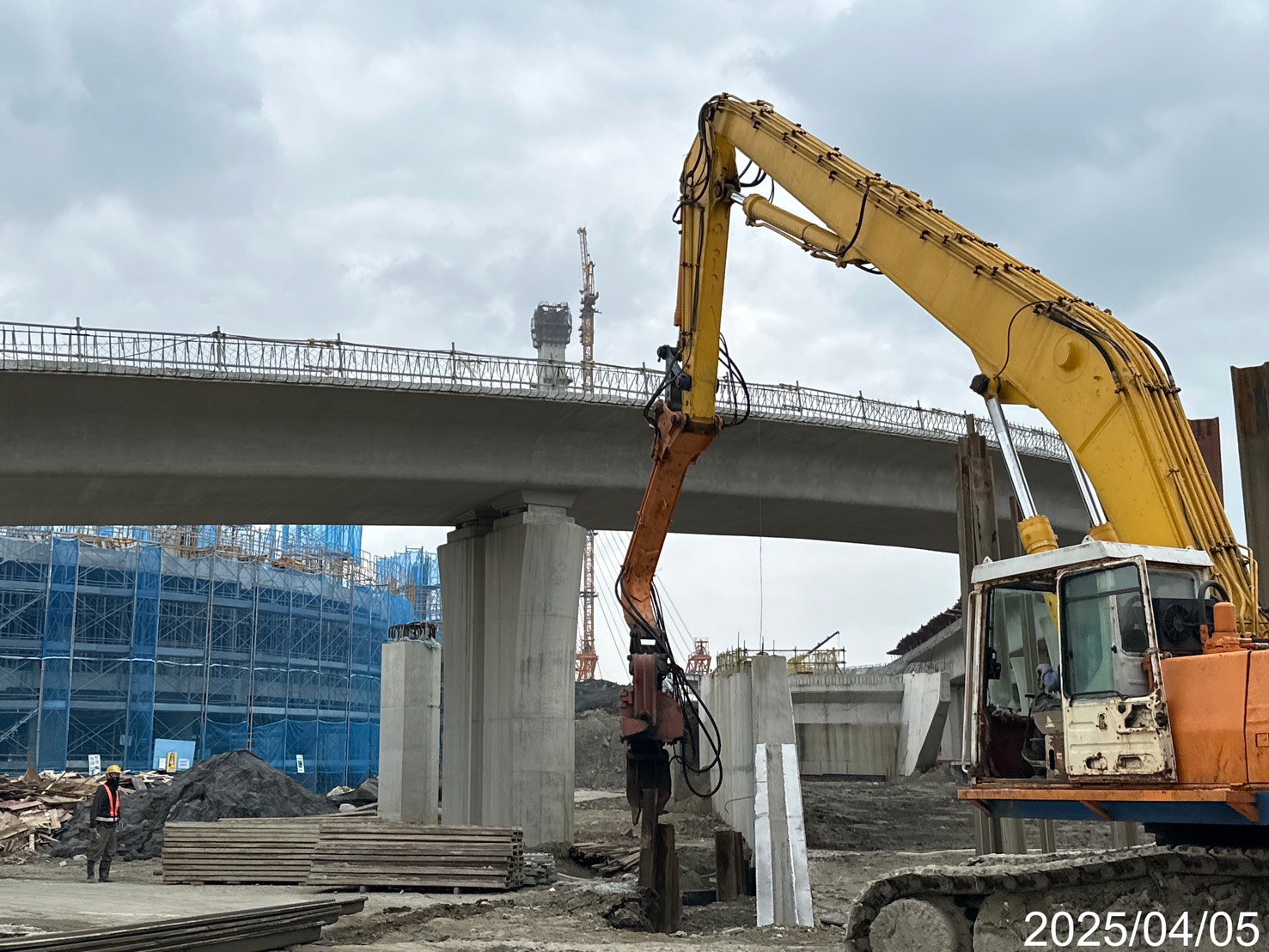 MR1-L8擋土牆鋼板樁拔除作業