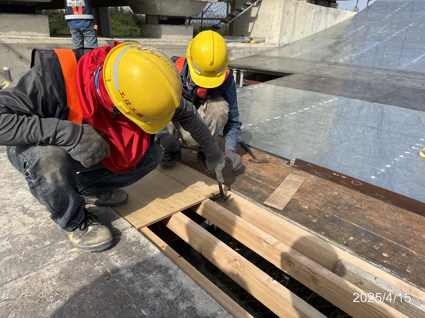 U4單元場撐第2階段端隔梁底版鋼模調整