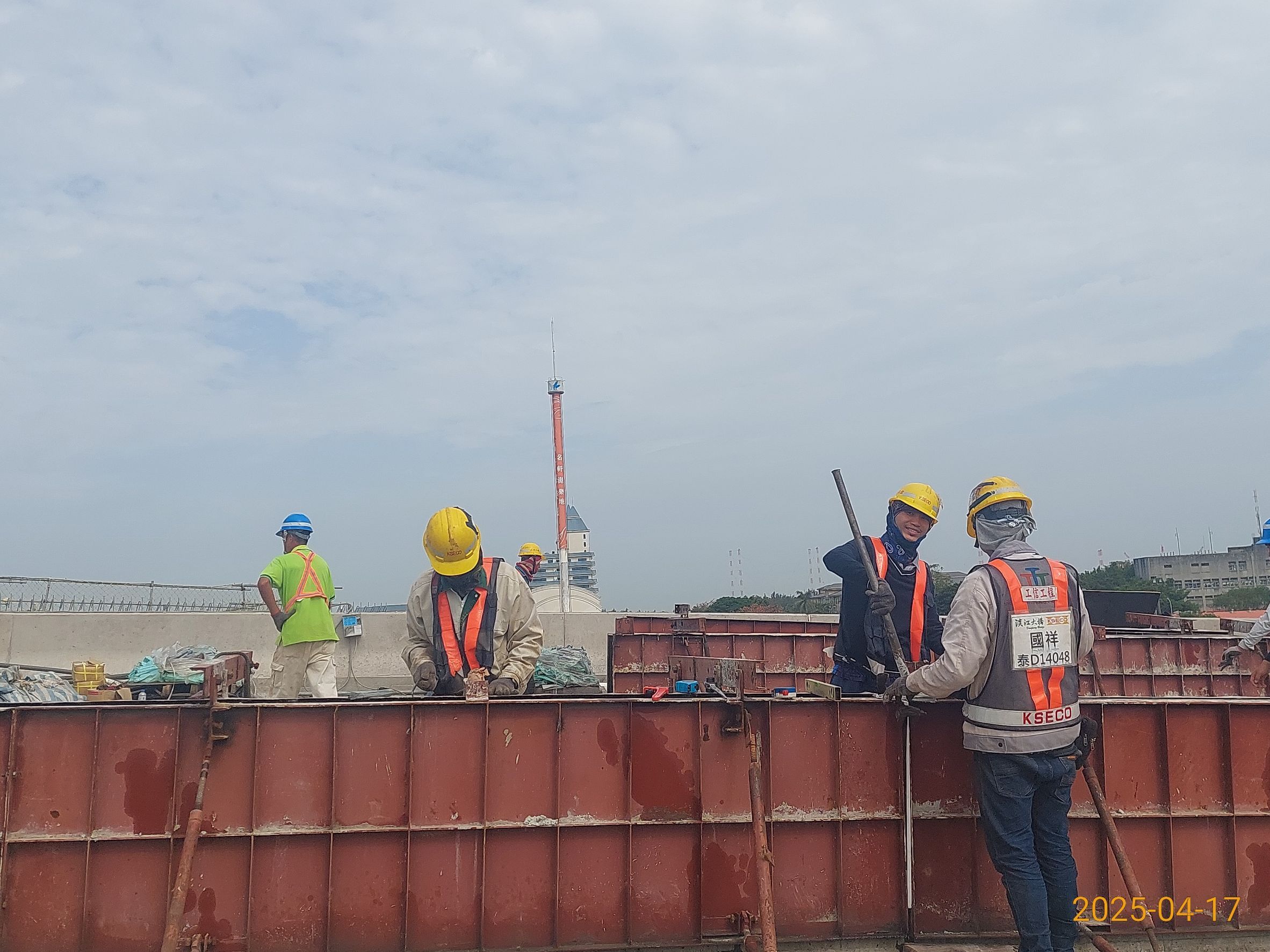 U7S混凝土護欄鋼模調整