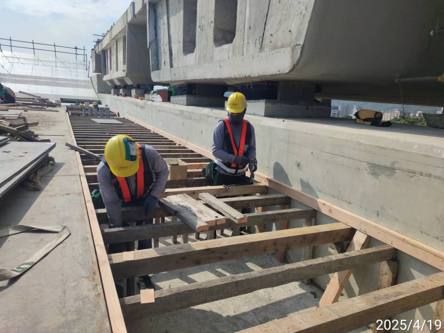 U4單元場撐第2階段端隔梁模板組立