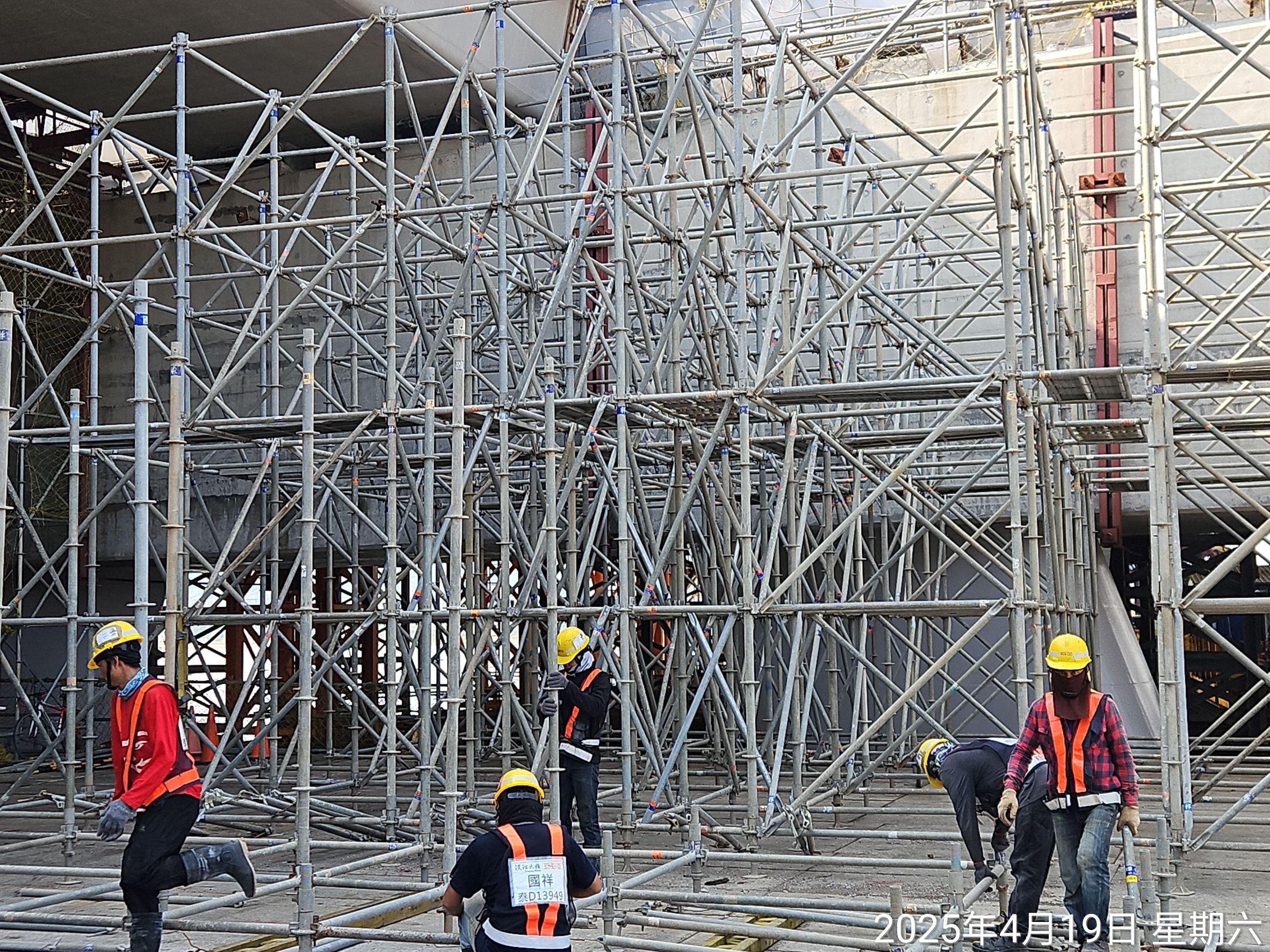 U5S場撐箱型梁支撐架組立。