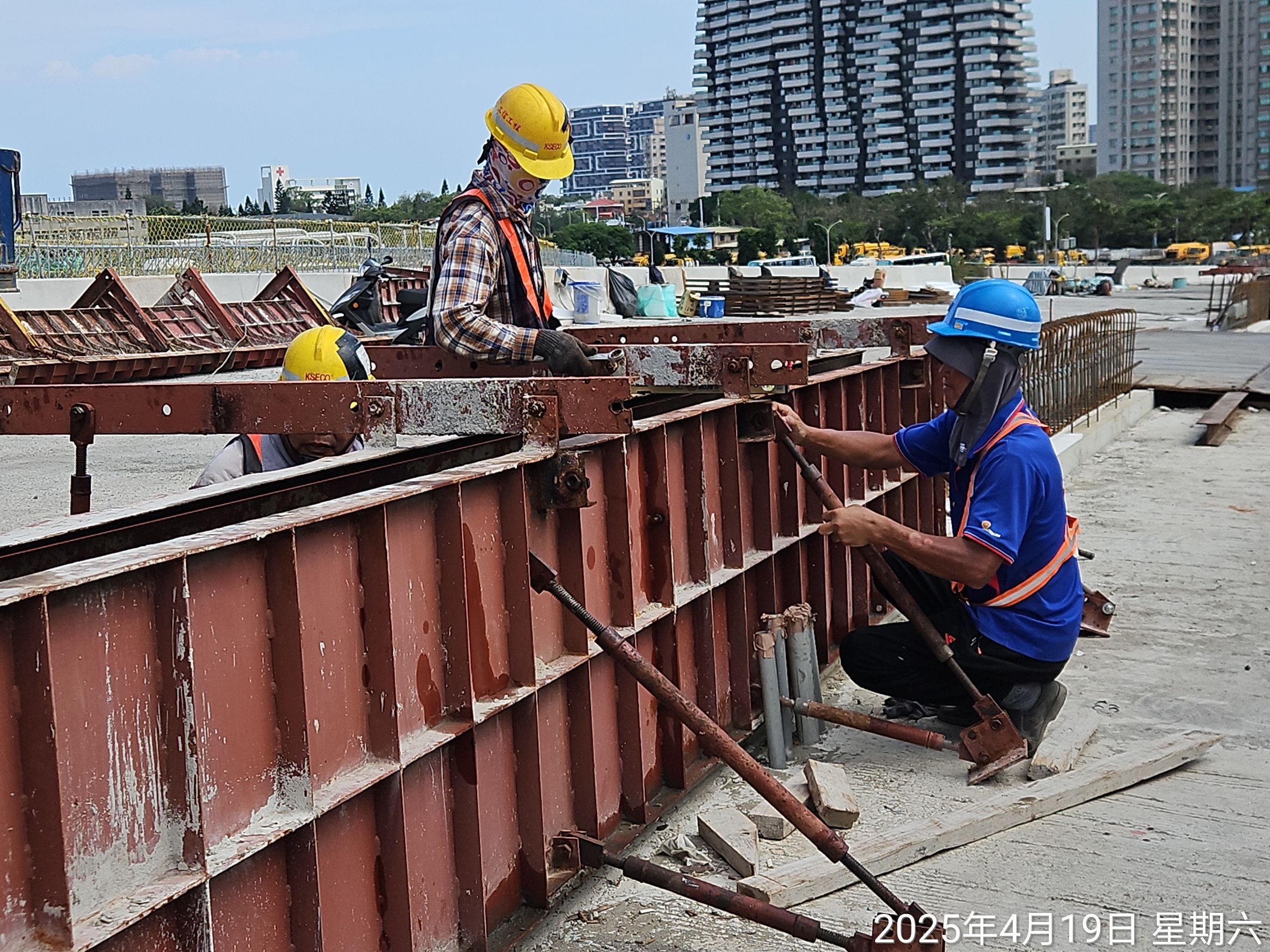 U6S混凝土護欄鋼模組立