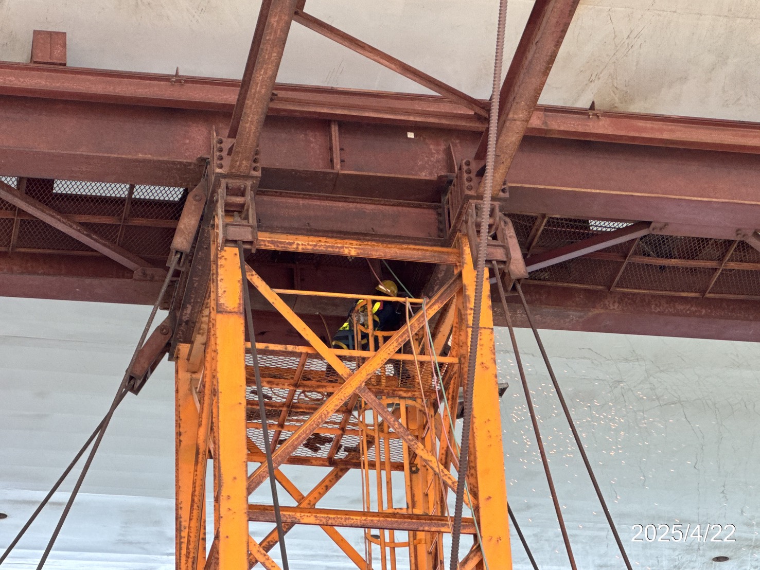 里邊跨場撐P120重型支撐架拆卸