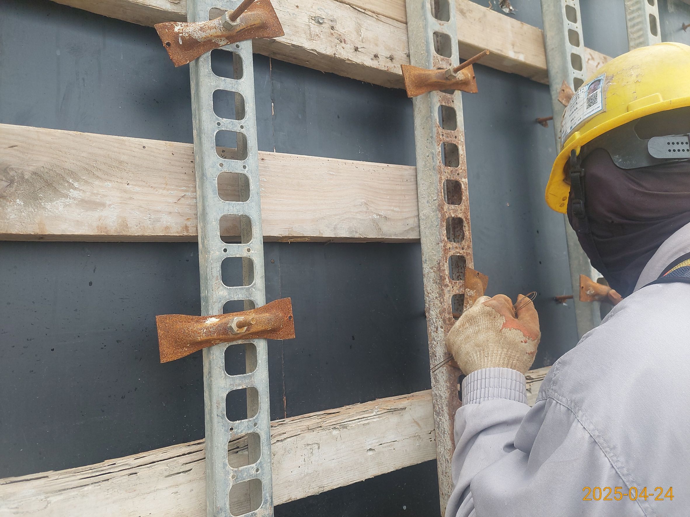 ML2A1橋台牆身模板組立