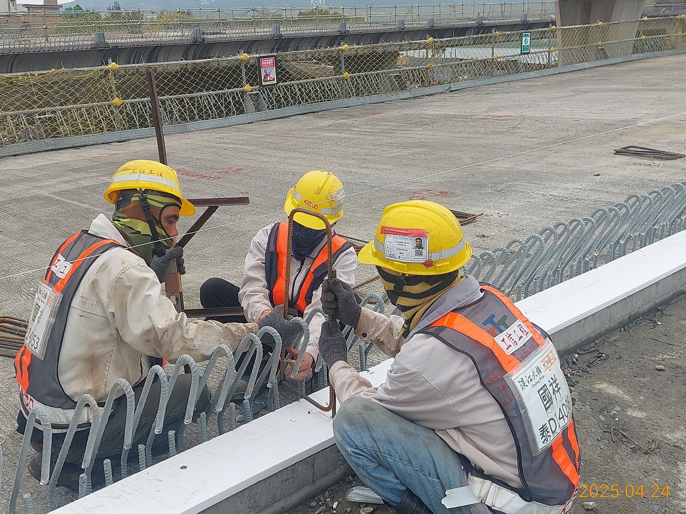 U6N混凝土護欄LT側鋼筋調整